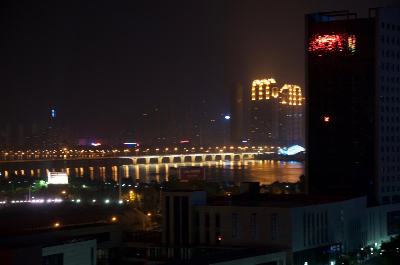 Metropolo, Wuhan, Wuchang Jiangtan Jiyuqiao Subway Station מראה חיצוני תמונה